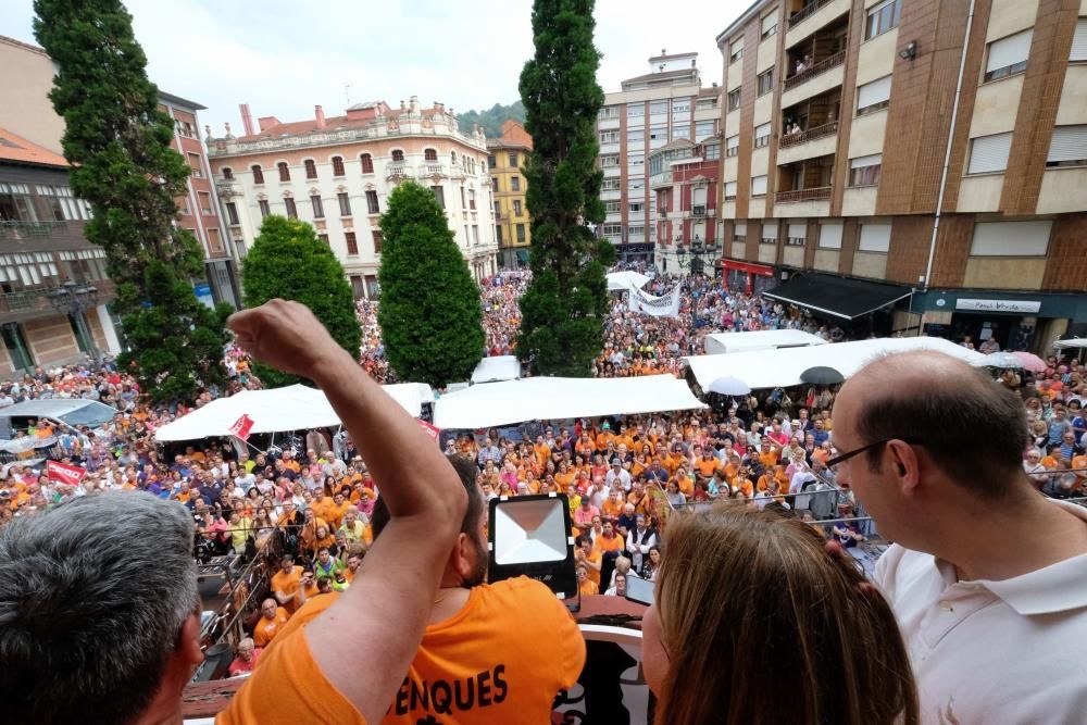 Siete mil personas claman en Langreo contra el cierre de Vesuvius