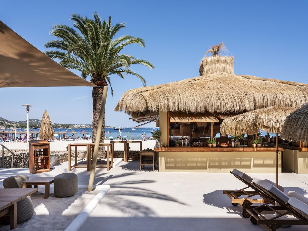 Disfruta de mil metros de playa de aguas cristalinas en el mejor chiringuito del Mediterráneo.