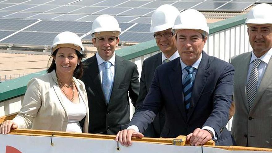 Visita a las instalaciones ayer de los conselleres Mario Flores y Maritina Hernández, con los responsables de Grupotec y Surinver. Arriba vista aérea de la planta.