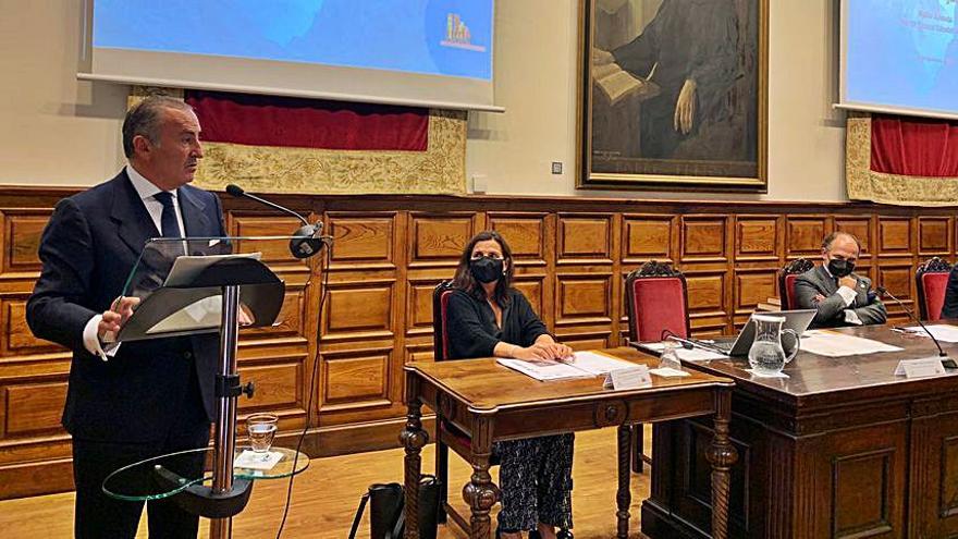 Pablo Junceda, a la izquierda, durante su intervención.