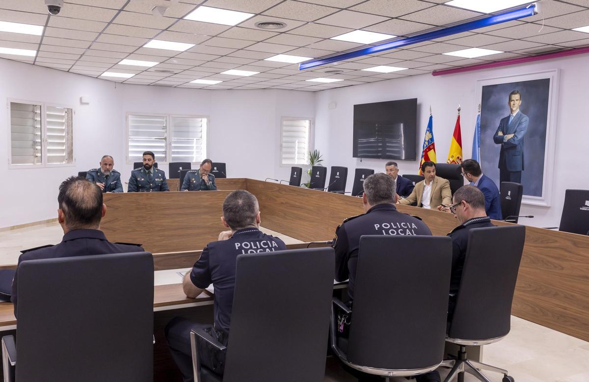 Un momento de la junta local de Seguridad en el salón de plenos del Ayuntamiento de Torrevieja
