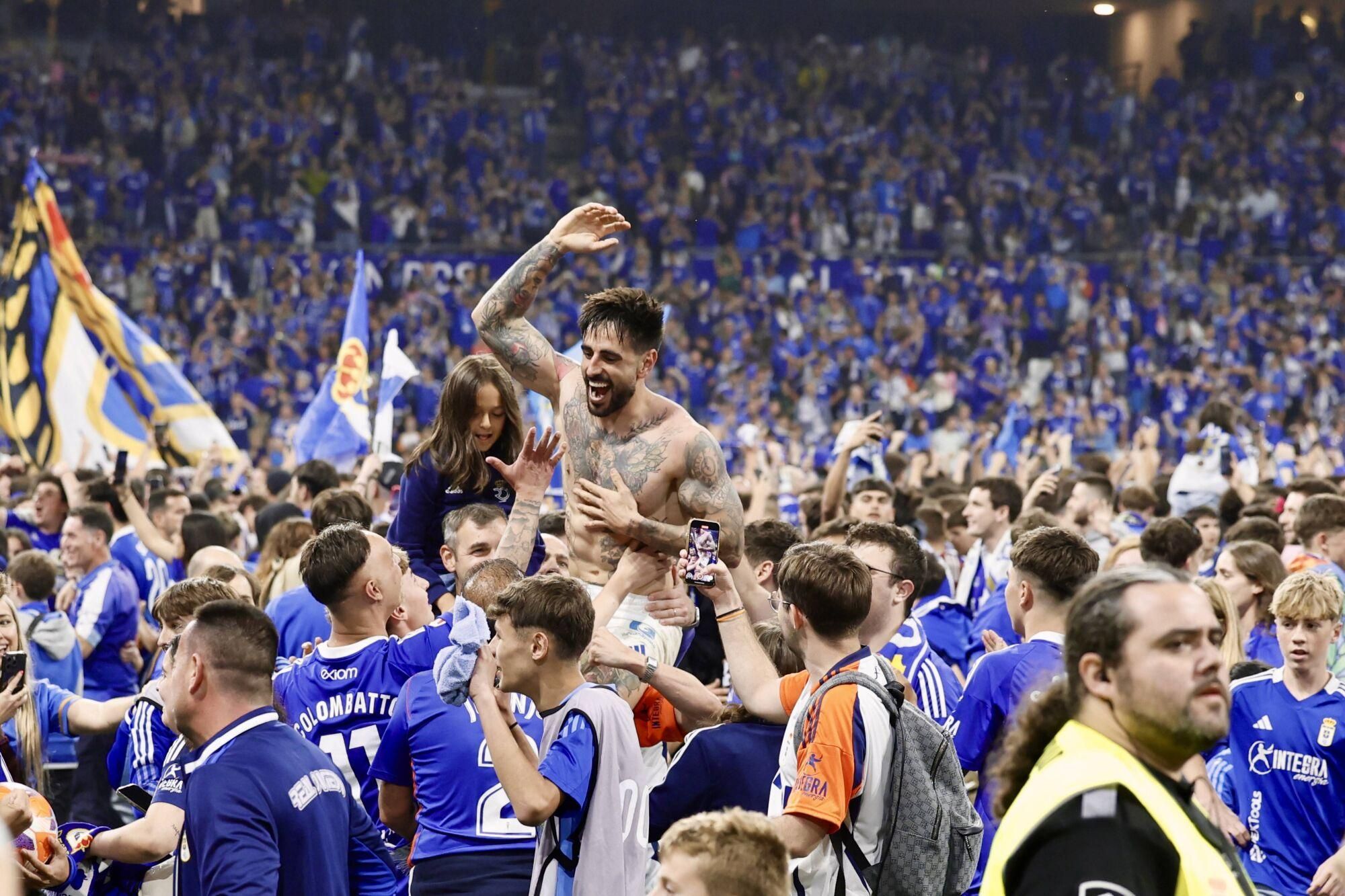 Así se vivió en el Carlos Tartiere la noche del ascenso del Oviedo a Primera División 24 años después