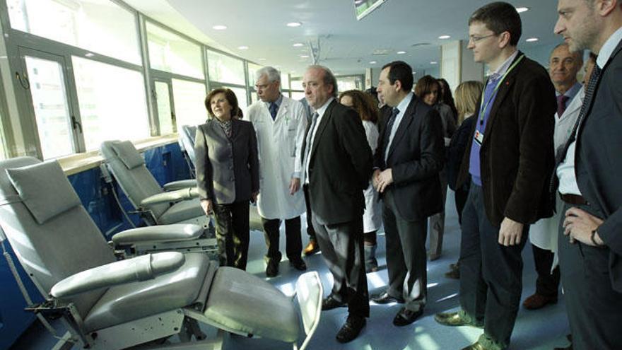 Los equipos médicos y la consejera observan los sillones de los puestos de hemodiálisis.