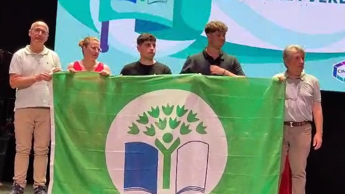 Así ha recogido su Bandera Verde el CDP Greguerías de Fernán Núñez