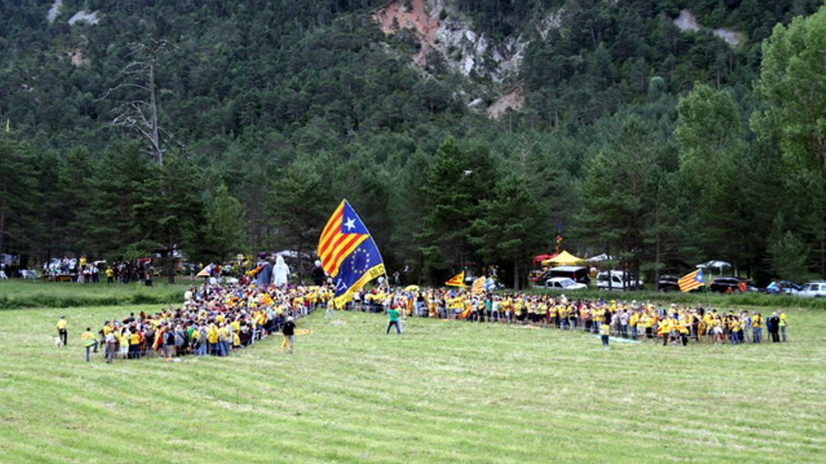 Más de un millar de personas han formado la 'V' catalana ante el Pi de les Tres Branques, este domingo.