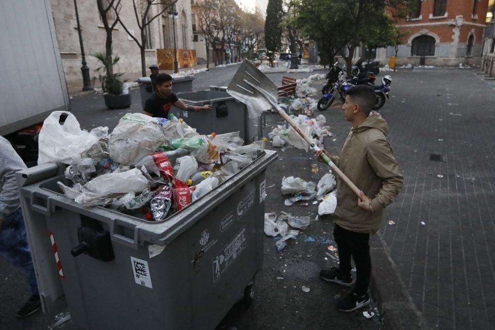 Orines y vandalismo en la Lonja tras una verbena