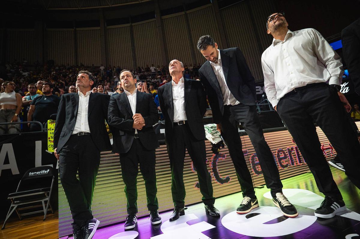 El staff técnico del CB Canarias, al término del partido contra el Barça.