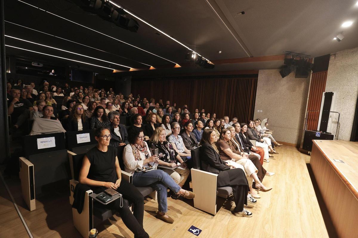 La divulgadora Diana Al Azem imparte una charla informativa sobre la educación en adolescentes