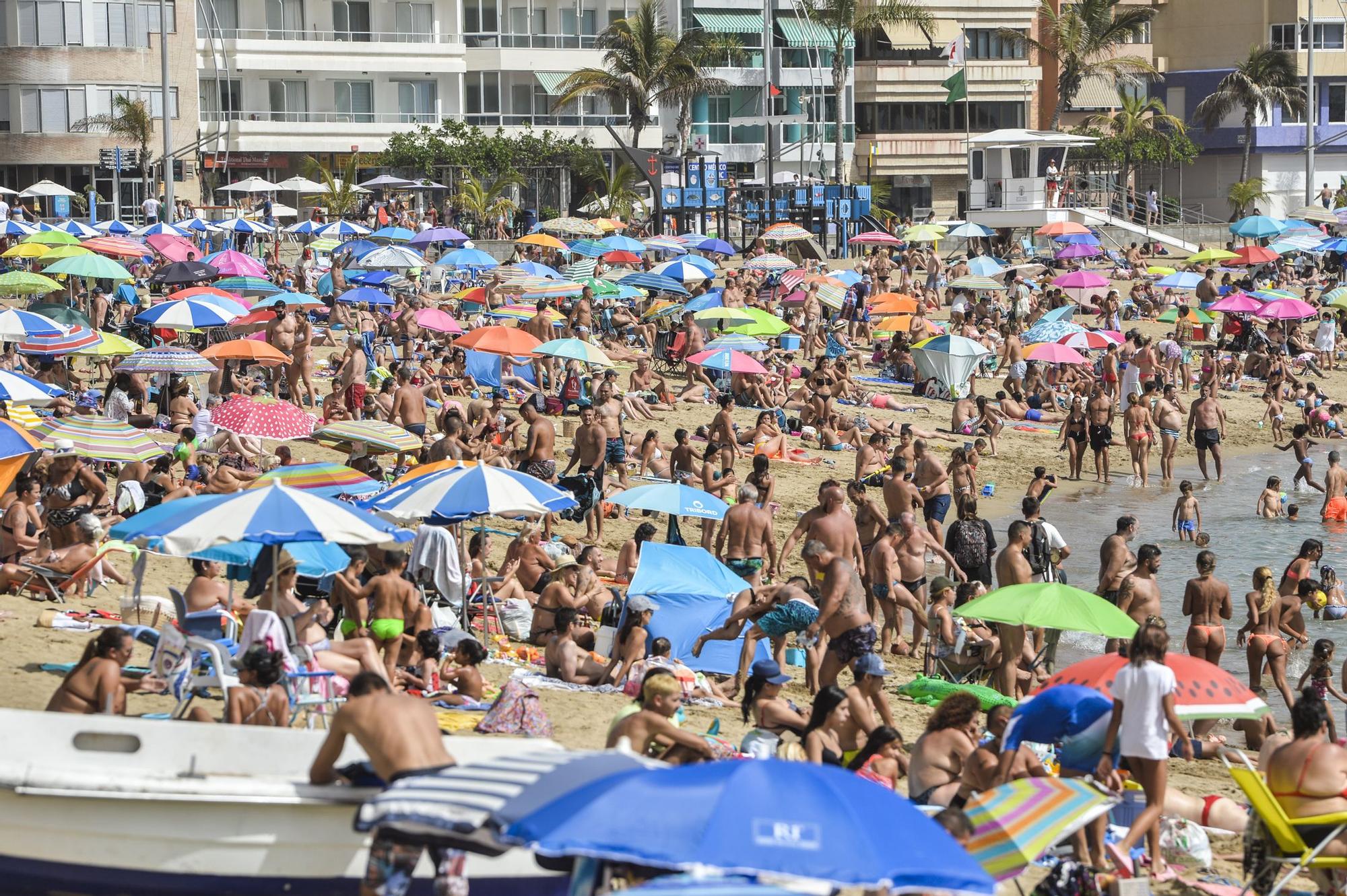 Bañistas en la playa de Las Canteras durante la ola de calor (18/07/2021)