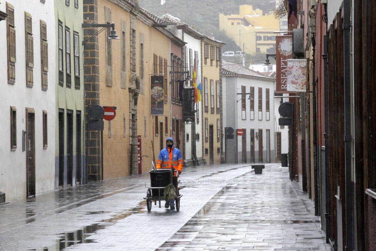 Un operario de limpieza pasea en solitario por las calles de La Laguna durante el confinamiento de 2020.