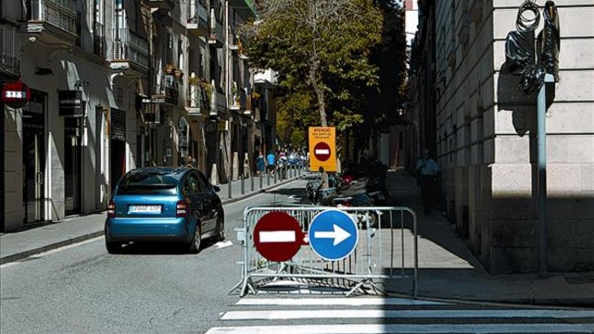 Cambio de sentido del tráfico en el cruce de Riera de Sant Miquel y Sèneca, el pasado miércoles.