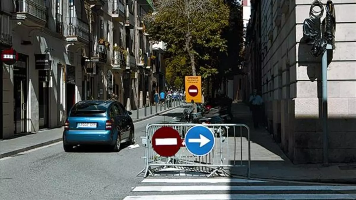 Una calle de Terrassa vuelve a cambiar su sentido tras comprobar que estaba saturando el tráfico