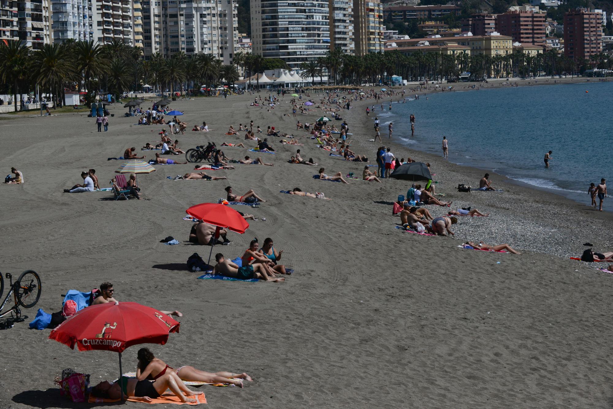 Las playas de Málaga se llenan el Domingo de Resurrección