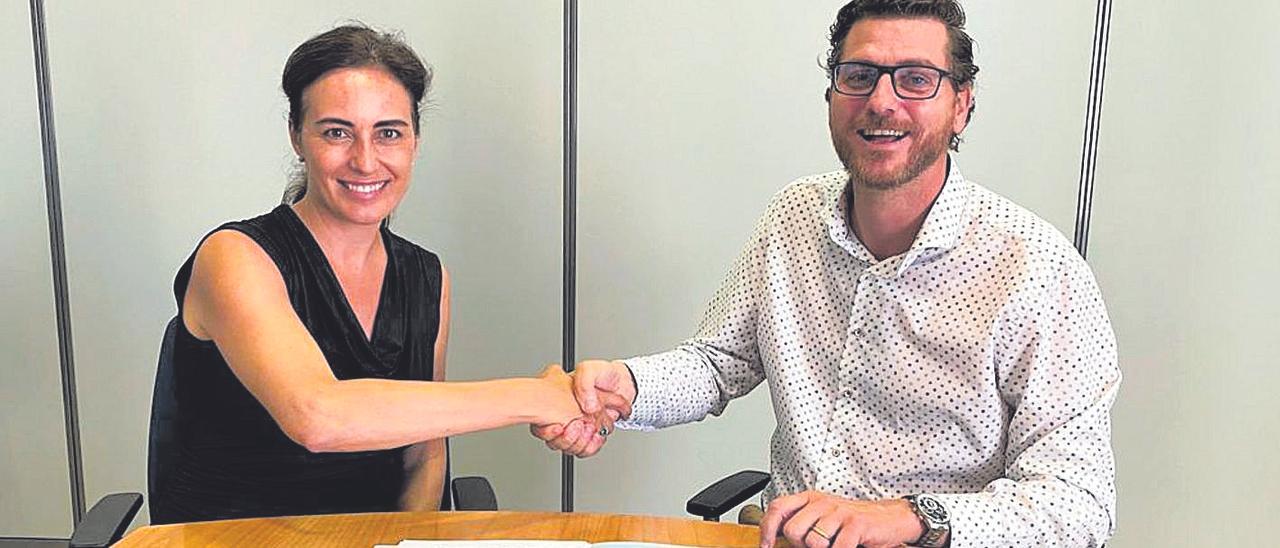 Idoia Ribas y Sebastià Sagreras, portavoces de Vox y PP, en la firma del acuerdo.