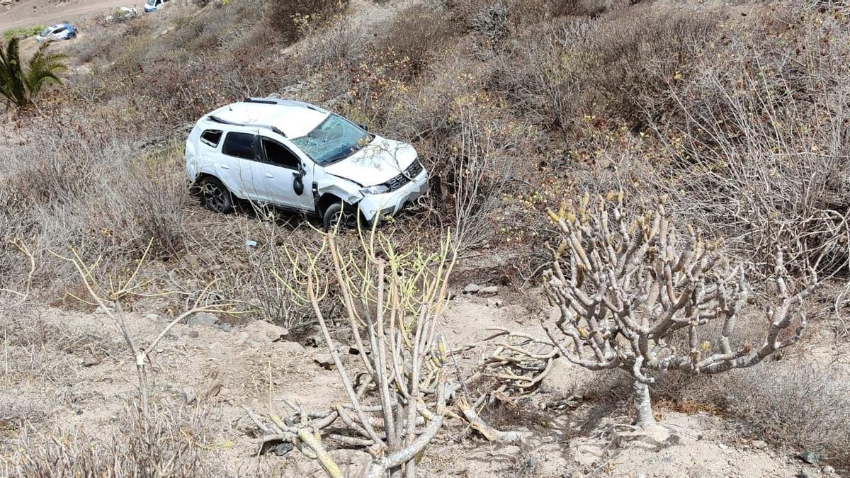 Un coche se despeña por una ladera en Barranco Seco - La Provincia