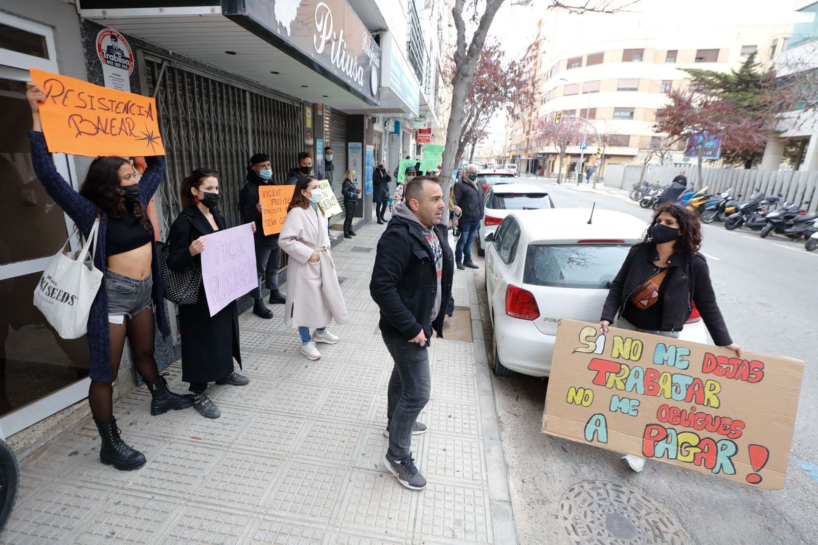 Protesta en Ibiza: "No me podéis cerrar el local y cobrarme el cien por cien de los impuestos"