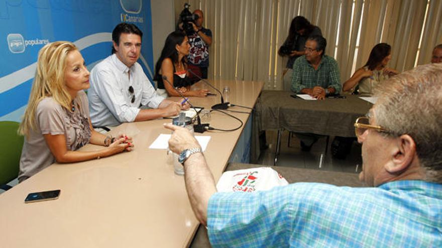 Cumbre del PP canario. El Partido Popular de Canarias celebró ayer, bajo la presidencia de José Manuel Soria (en la mesa, junto a Australia Navarro), una reunión para preparar el inminente arranque del nuevo curso político. El propio Soria, al que en la imagen se dirige Manuel Fernández, adelantó que en la nueva etapa, parte de la actuación de su partido se centrará en recordar al Gobierno canario que no puede gastar más de lo que tiene y que debe hacer frente a los pagos que tiene pendientes.