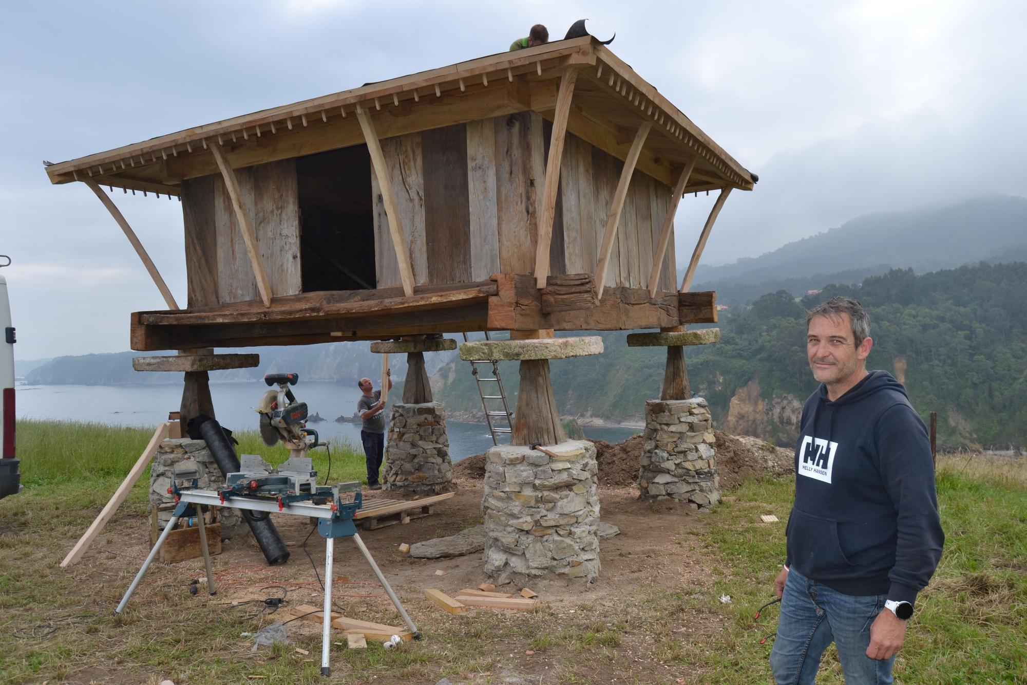 Cudillero vuelve a tener su hórreo de postal en el campo de la Regalina