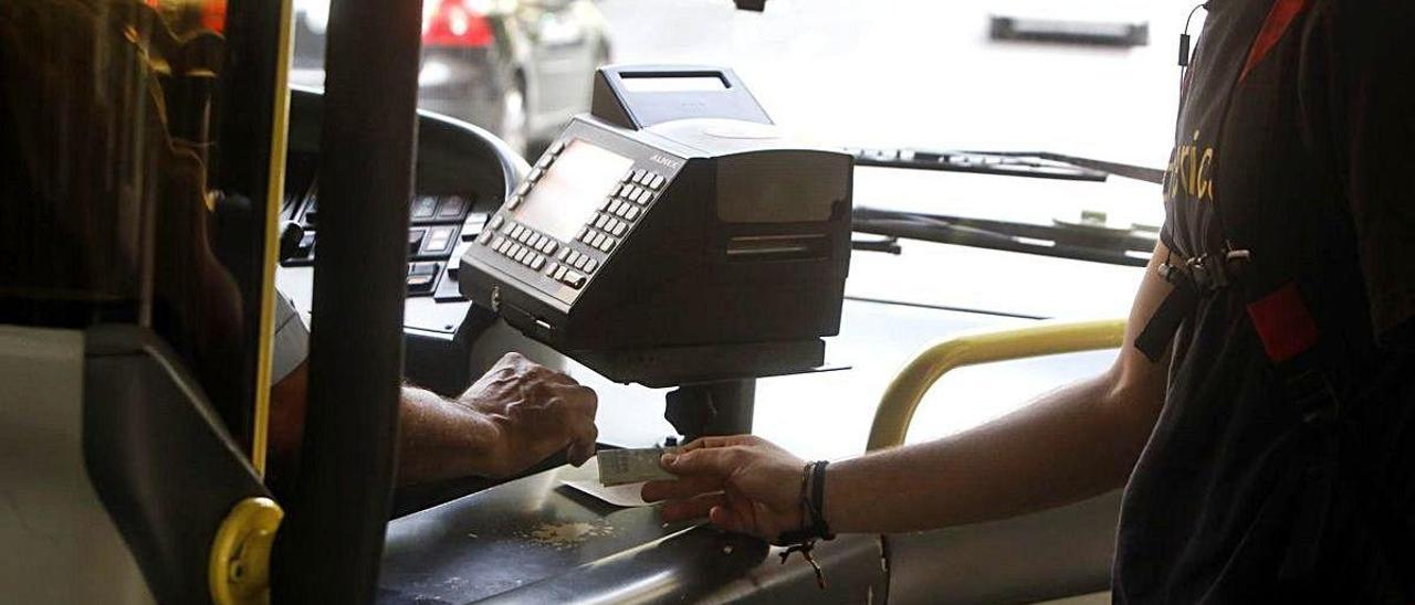 Compra de billetes en el autobús, en una imagen de archivo.