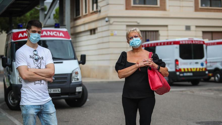 Jesús Martín y Emilia Mira, celadores del Hospital General de València, esta semana.