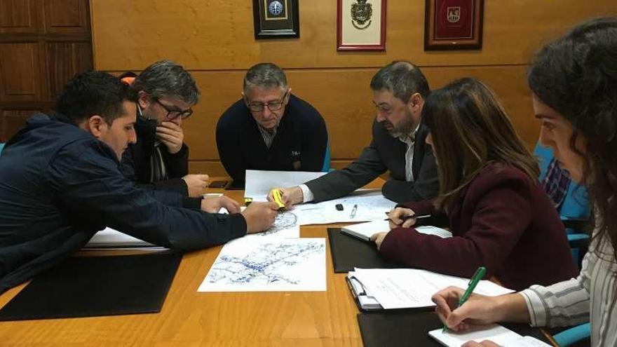 Manuel Cuíña y Klaus Brey, durante el encuentro con técnicos de la empresa MMassa.