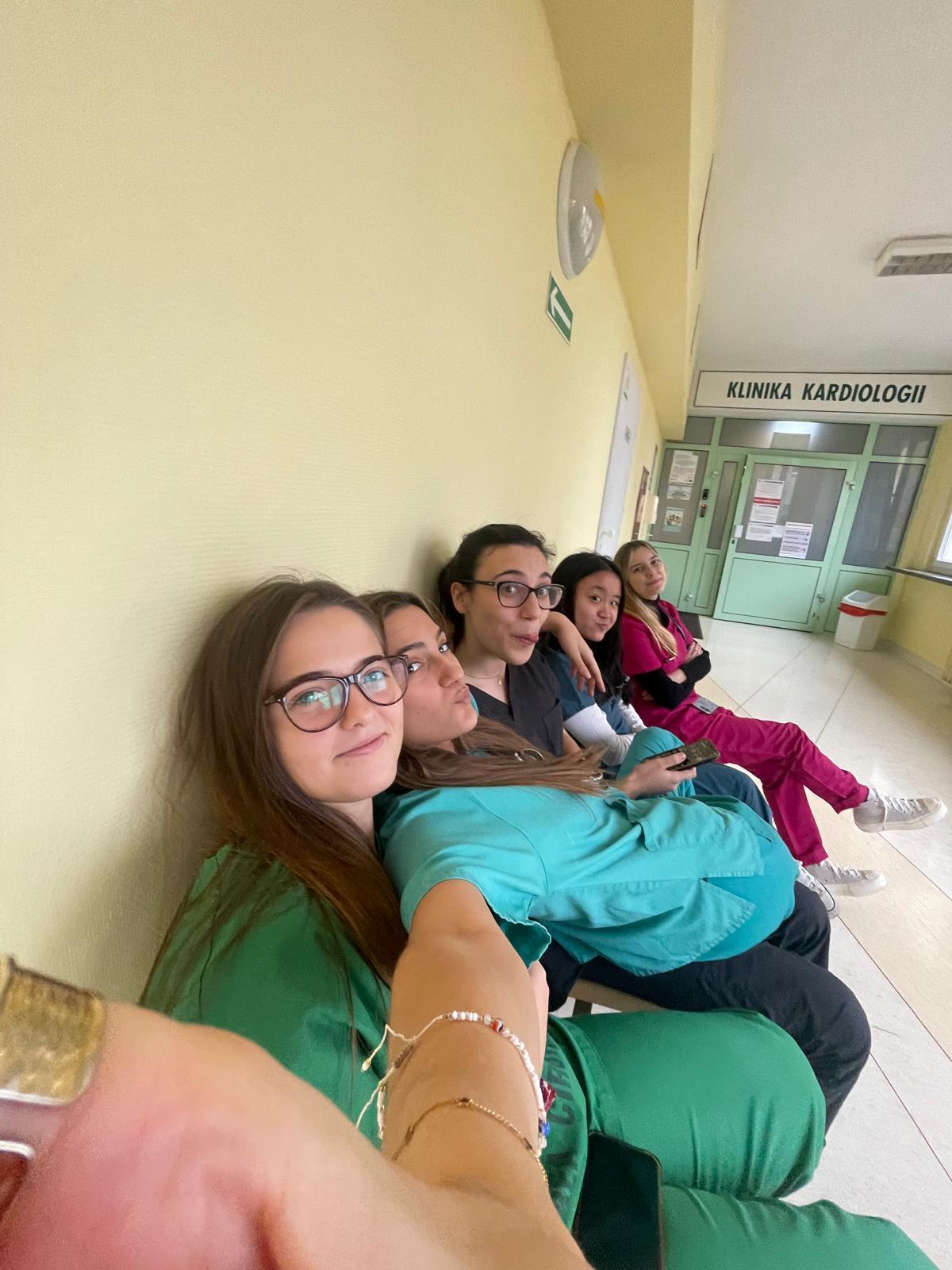 Compañeras de la alumna Ana Miraz, primera a la izquierda.