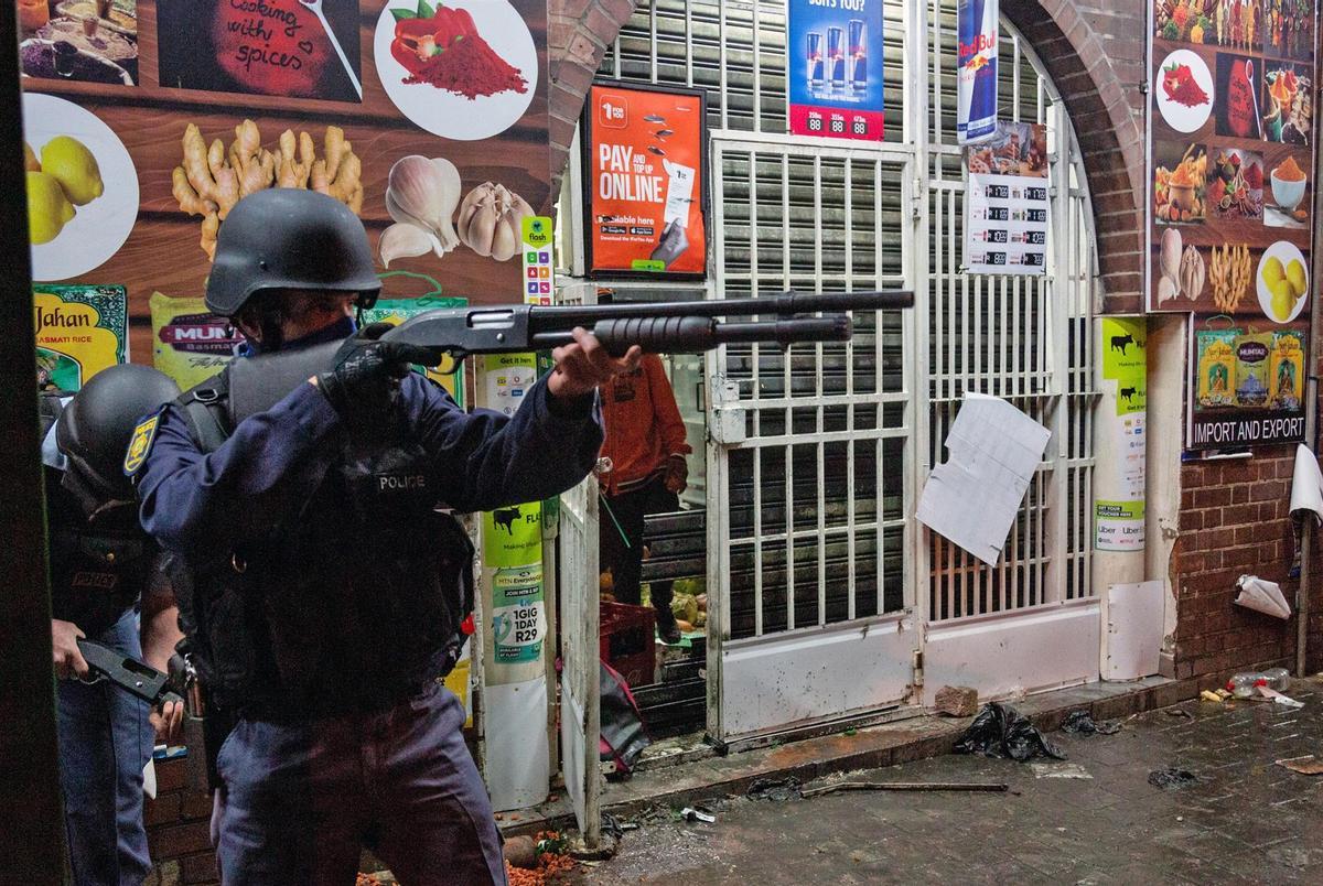 Arriben a 72 els morts en les protestes per demanar l’alliberament de Zuma Arriben a 72 els morts en les protestes per demanar l’alliberament de Zuma