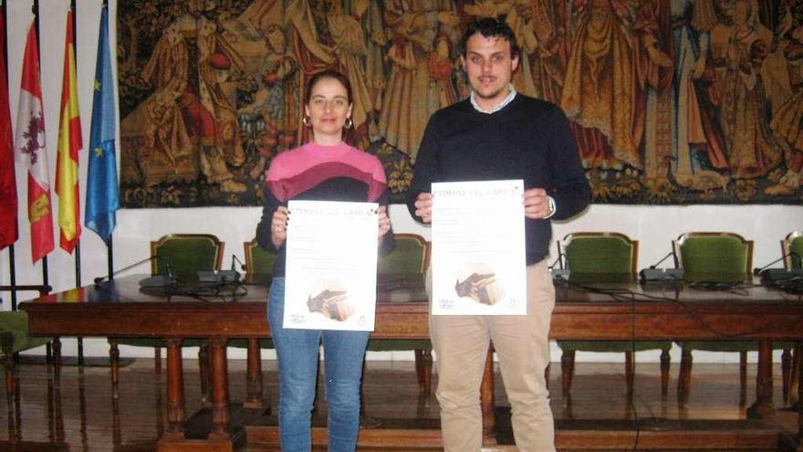 Cristina Tamames y Tomás del Bien presentan el cartel de la I Semana del Libro de Toro.