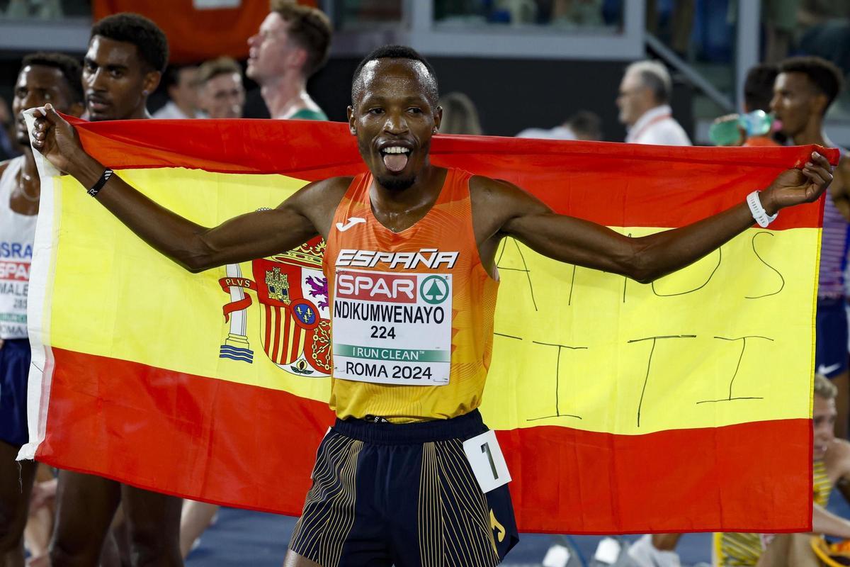 Thierry Ndikumwenayo celebra el bronce en los 10.000 metros del Europeo de Roma. /