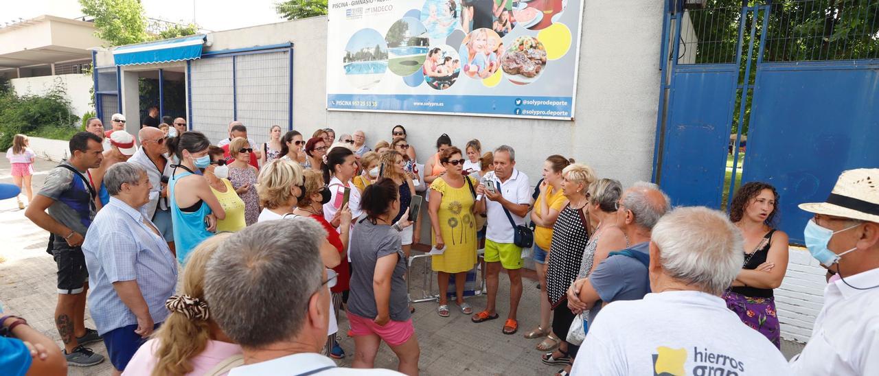 Protesta en la entrada de la piscina del Santuario.