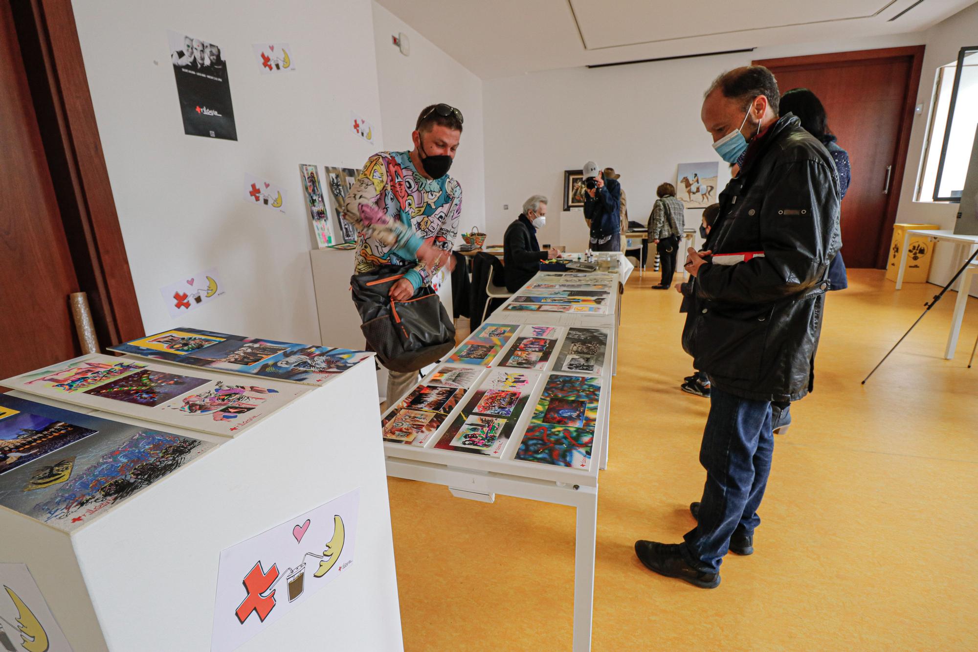 El IVAM acoge en Alcoy un mercadillo con obras de seis artistas locales que reflejan toda la esencia de los Moros y Cristianos