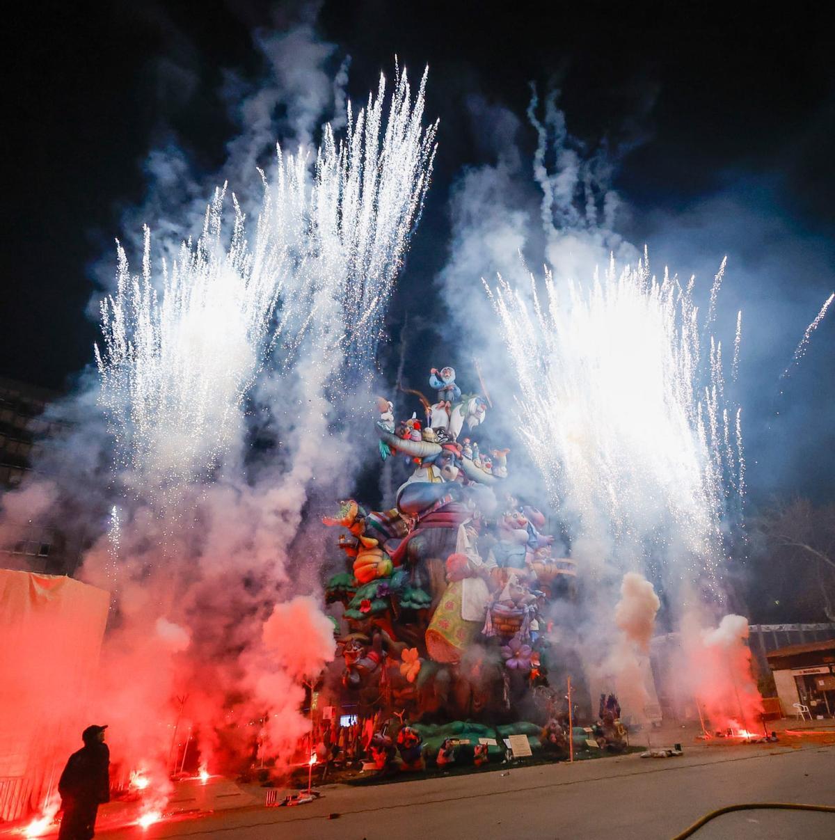La Cremà de la falla municipal de València, en imágenes