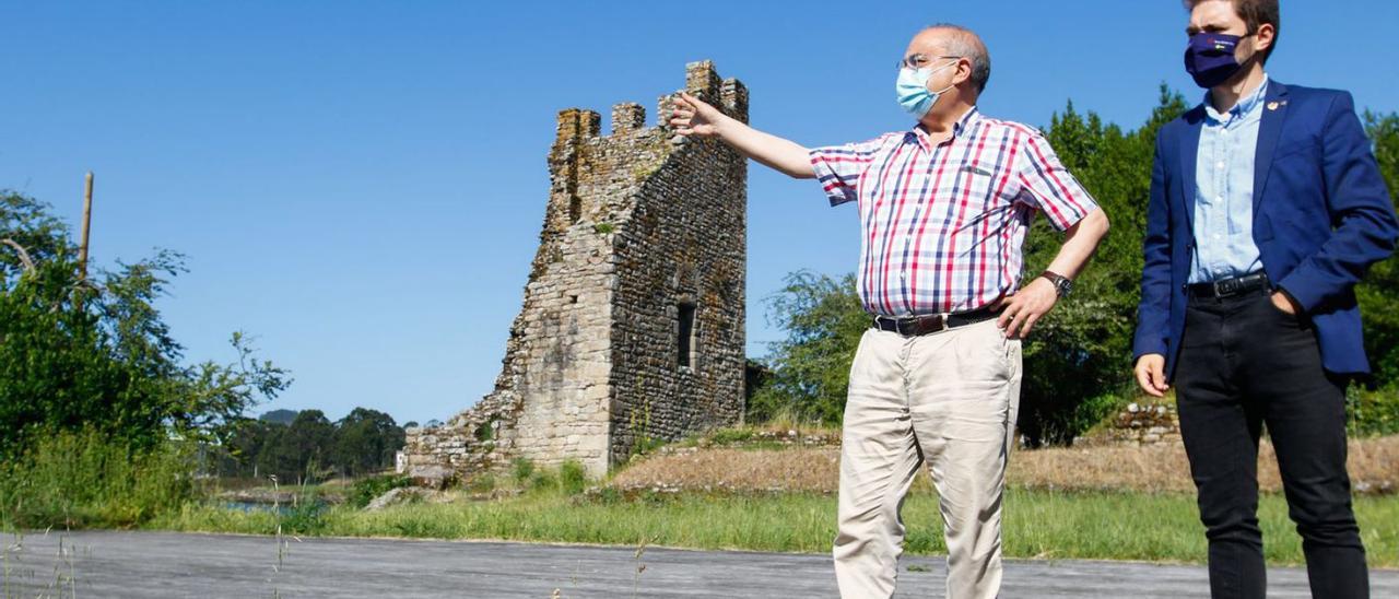 Alberto García e Iván Caamaño, en el entorno de la capilla de Santiago y las Torres de Oeste.