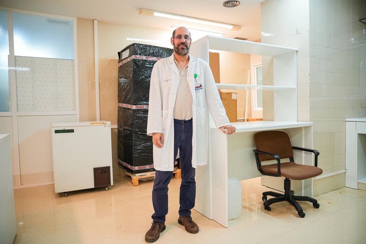 Israel Nieto, con el resto del equipo, que será el responsable del laboratorio de compatibilidad de órganos y reproducción, en la zona de laboratorios del Hospital Meixoeiro, Vigo