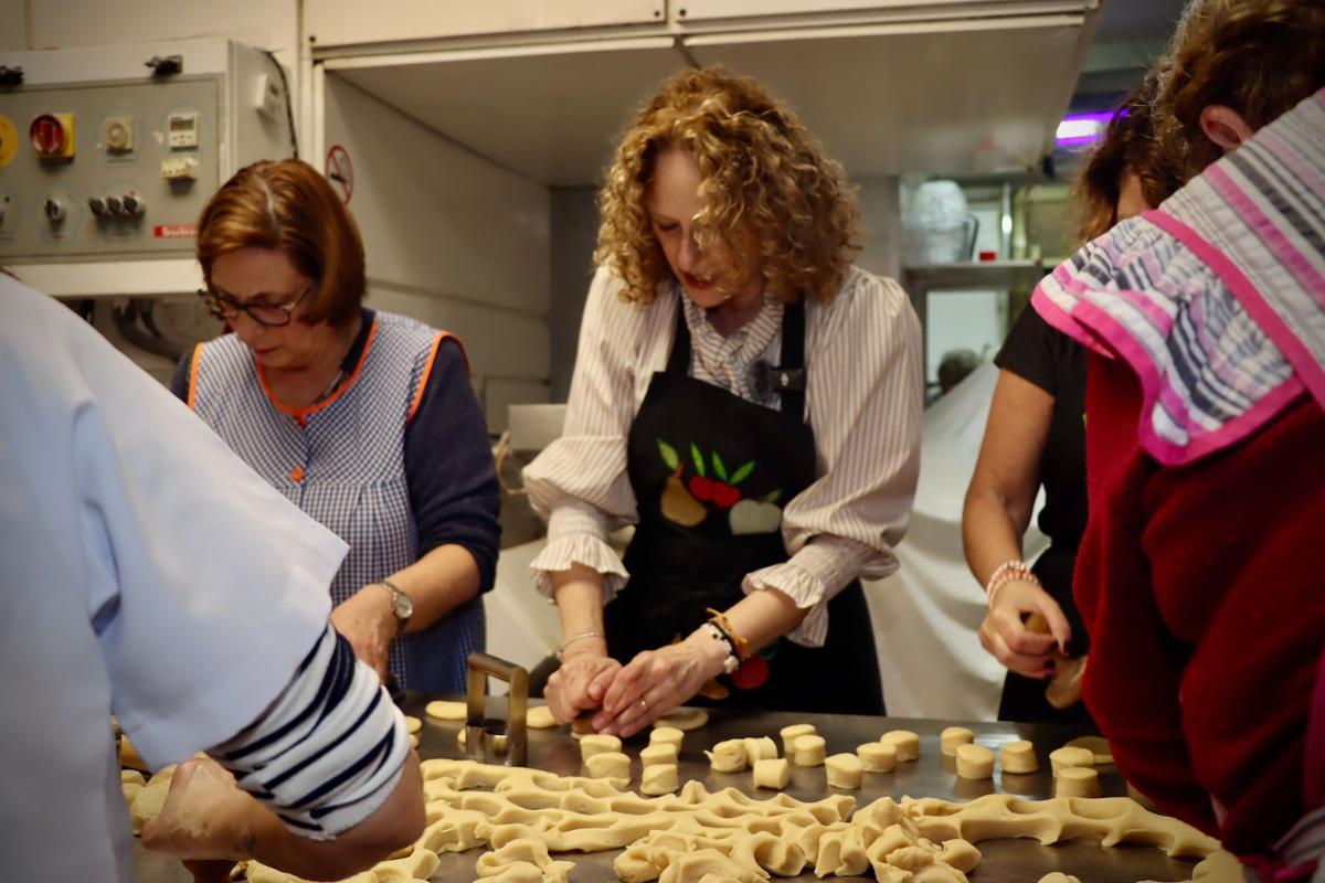 Amparo Folgado durante la elaboración de los 'sanblaiets'