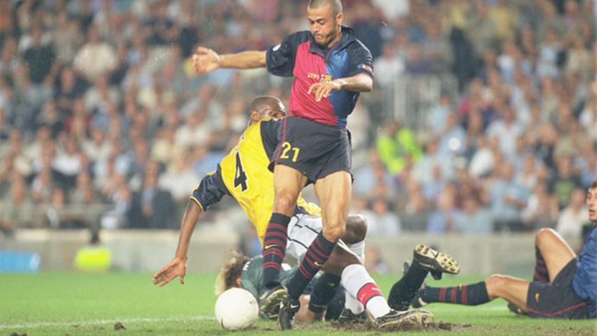 Este es el gol de fuerza, garra y coraje que anotó Luis Enrique en el primer Barça-Arsenal de Champions League. Corría la temporada 1999-2000