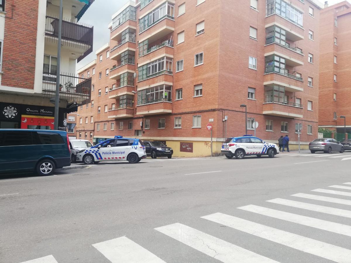 Policía Municipal en la calle Blas de Otero.