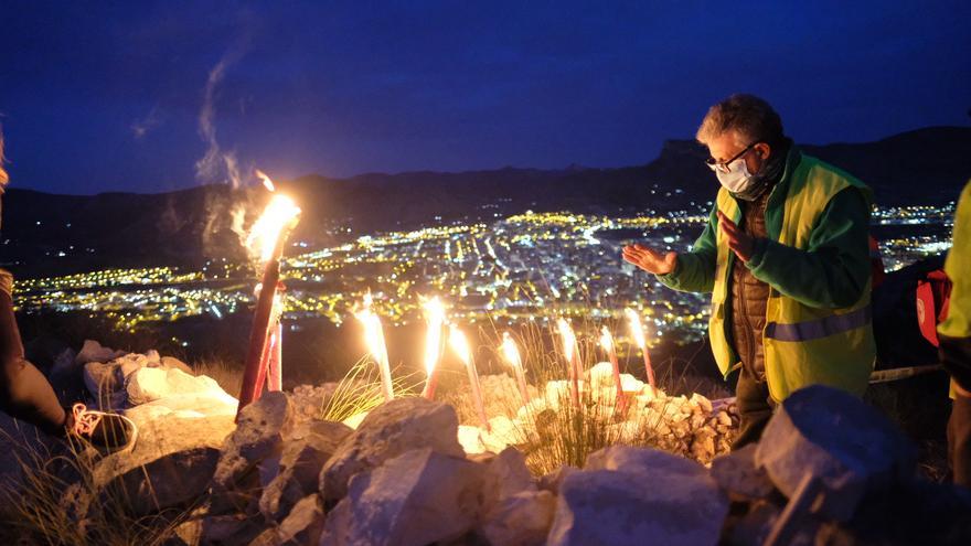 Bajada de antorchas del monte Bolón de Elda en la noche de Reyes