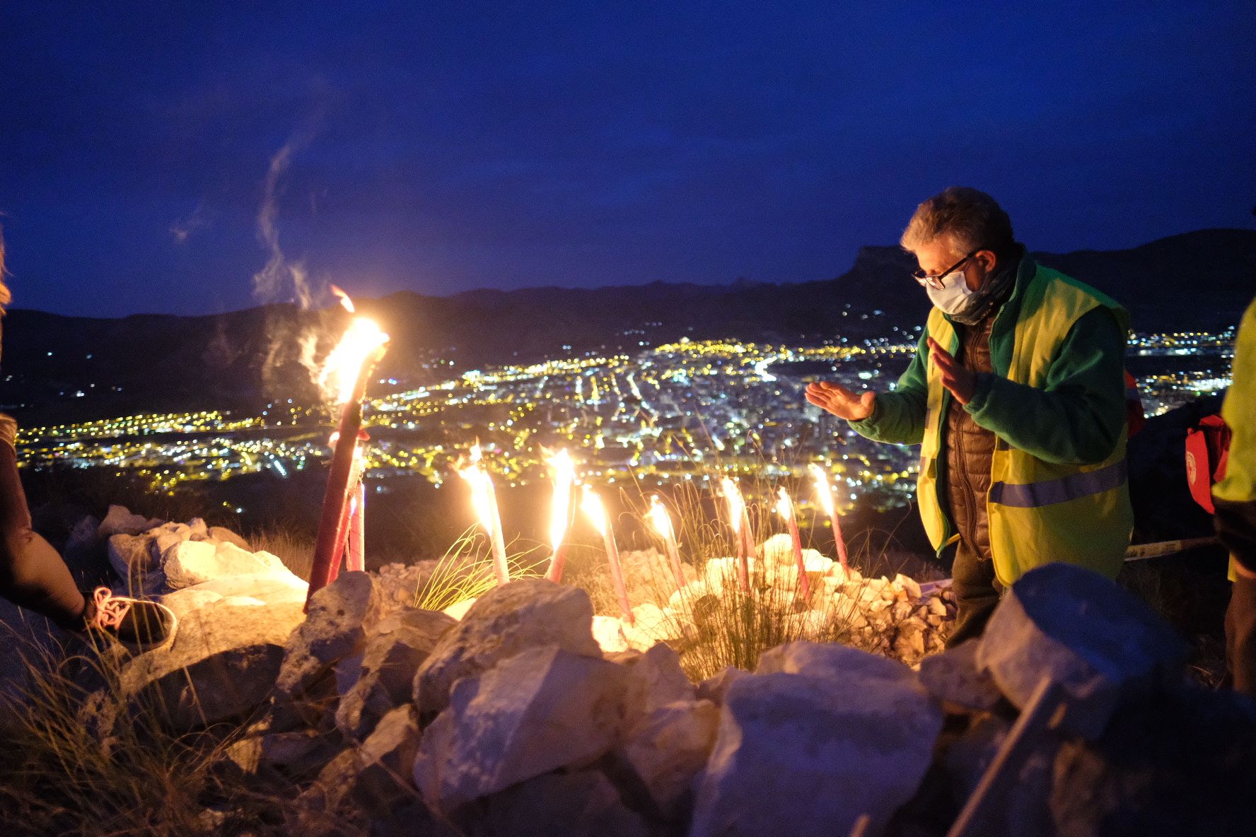 Bajada de antorchas del monte Bolón de Elda en la noche de Reyes