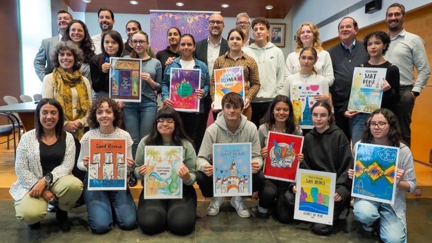 L’alcalde de Lloret de Mar, Jaume Dulsat, i el regidor de Festes, Cristian Fernández, han presentat el programa de la Festa Major d’hivern acompanyats d’alumnes del batxillerat artístic i l’equip educatiu de l’Institut Ramon Coll i Rodés