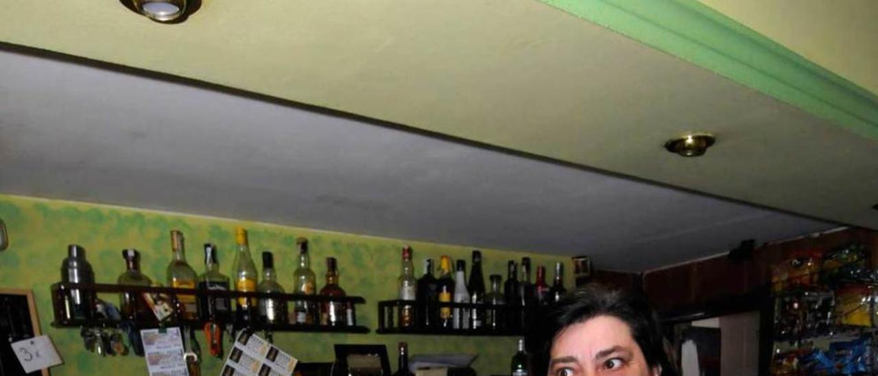 Alfredo Escapa y Loli Alonso, en el bar de Santa Lucía.