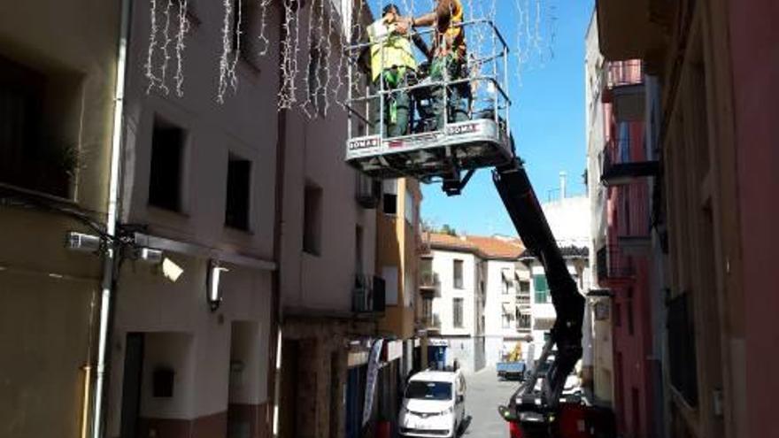 Operaris de la Brigada municipal realitzant el muntatge.