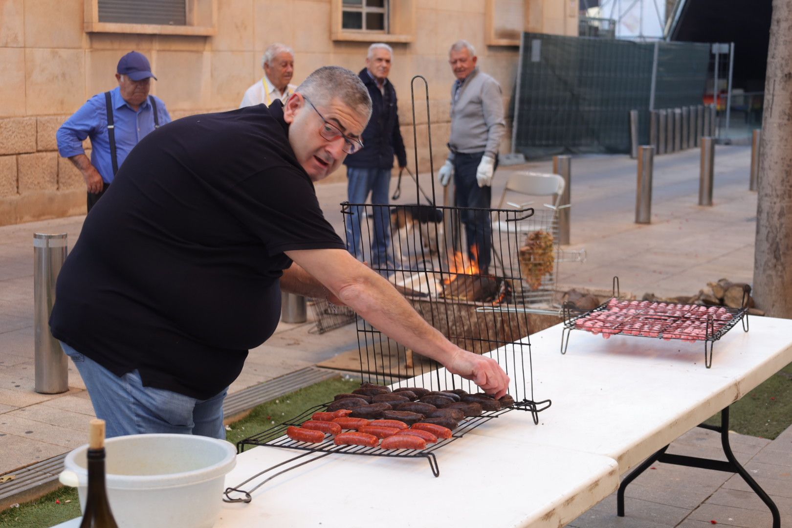 FOTOGALERÍA I Las imágenes de la Nit de la Xulla y del encuentro de elaboración de allioli de las fiestas de Vila-real