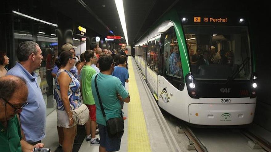 Malagueños esperando la llegada del metro durante la jornada inaugural de la primera fase de esta infraestructura.