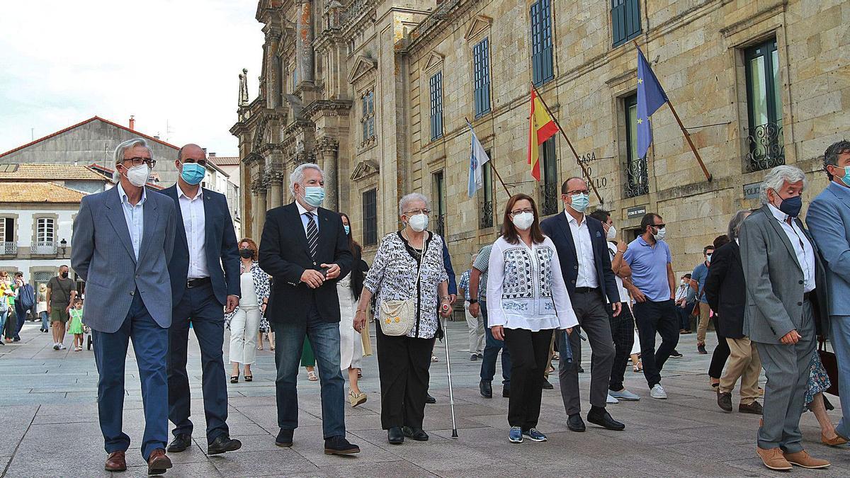 Aurora Fernández y Sonia Opazo, acompañadas de las autoridades, frente al Mosteiro de Celanova. |   // IÑAKI OSORIO