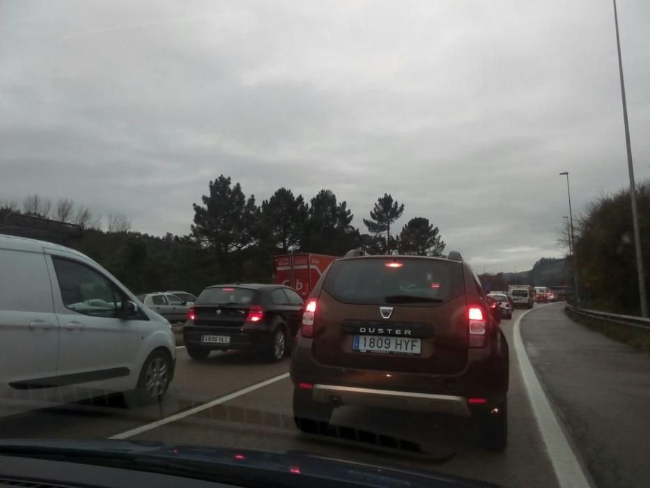 Un accidente en la "Y" provoca varios kilómetros de atasco  en dirección Oviedo