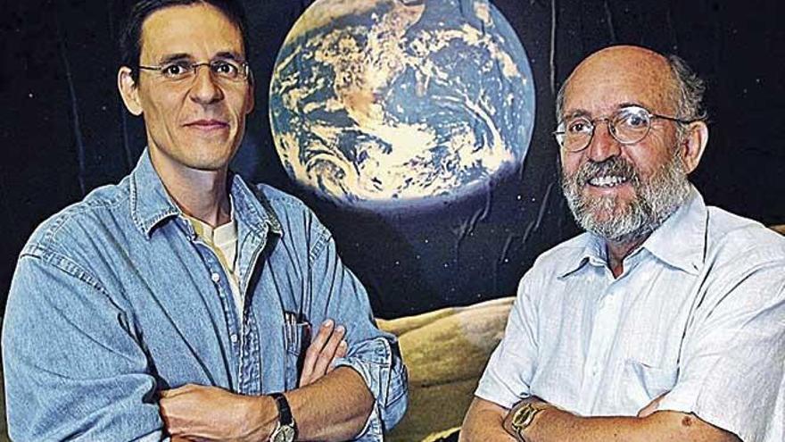 Los investigadores suizos Michel Mayor y Didier Queloz.