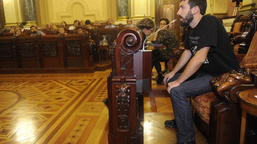 Alberte Fernández durante su intervención en el pleno.