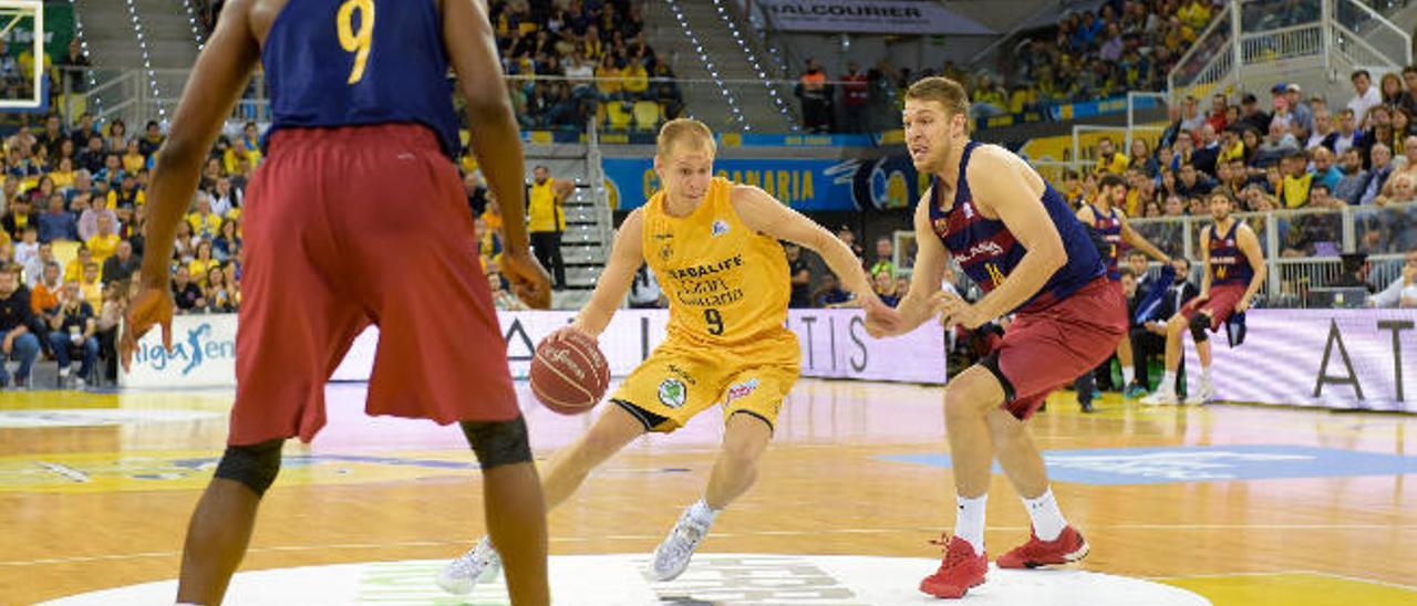 Sasu Salin, vigilado por Lawal (i.) y Vezenkov (d.), ayer en el Gran Canaria Arena.