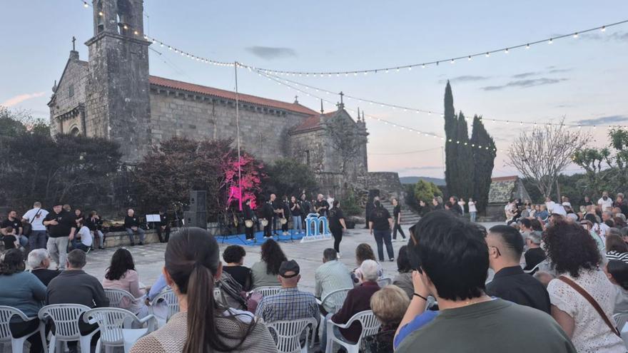Actuación en el Serán das Letras en el atrio de San Martiño.